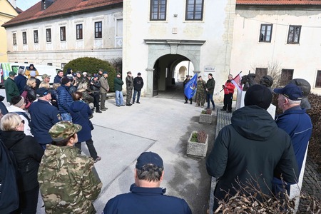 Udeleženci pohoda pred metliškim gradom